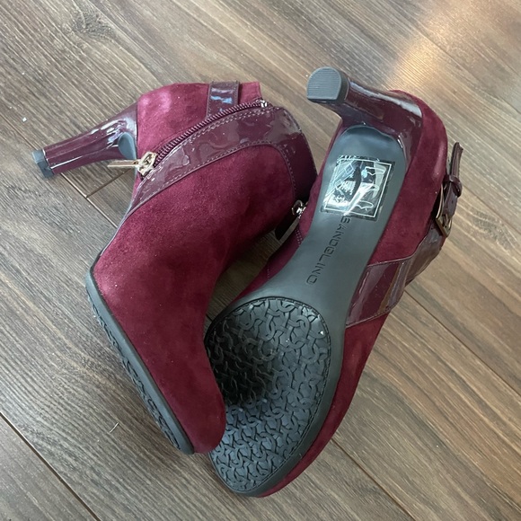 NWOT Bandolino Burgundy Leather Ankle boots Size 5.5 - Picture 2 of 3